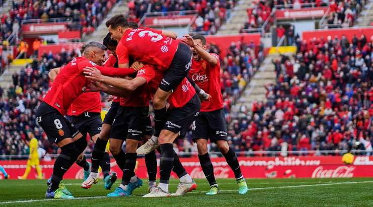 Vào! Vedat Muriqi (Mallorca) tinh quái dừng lại một nhịp trước khi sút, chờ cho thủ môn Jeremias Ledesma đổ người trước khi bình tĩnh đưa bóng vào góc thấp bên phải.