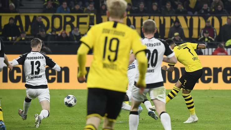 Jadon Sancho (Dortmund) nhận một đường chuyền thú vị bên trong vòng cấm và anh tung một cú sút chìm chuẩn xác vào góc thấp bên trái khung thành. Một pha dứt điểm hiểm hóc!