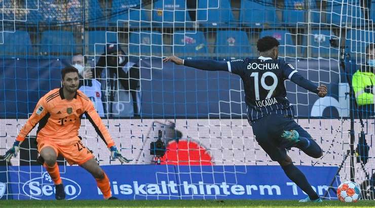 VÀO! Đó là một cú sút phạt đền tuyệt vời của Jurgen Locadia (Bochum) về phía góc thấp bên trái khung thành, không có một chút cơ hội nào cho thủ môn Sven Ulreich để cản phá!
