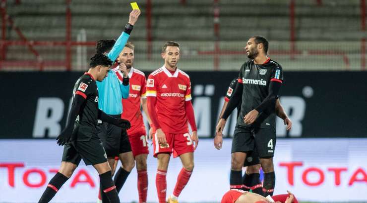 Jonathan Tah (Bayer Leverkusen) bị phạt thẻ sau khi làm ngã đối phương. Trọng tài Florian Badstubner đã có một quyết định dễ dàng.