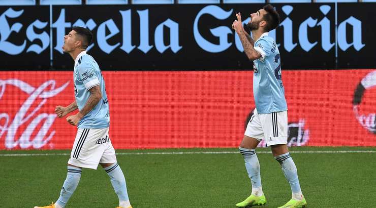 Brais Mendez (Celta Vigo) có rất nhiều khoảng trống sau khi đón một đường chuyền chính xác trong vòng cấm. Anh không do dự tung một cú sút tuyệt vời, đưa bóng vào góc phải khung thành.