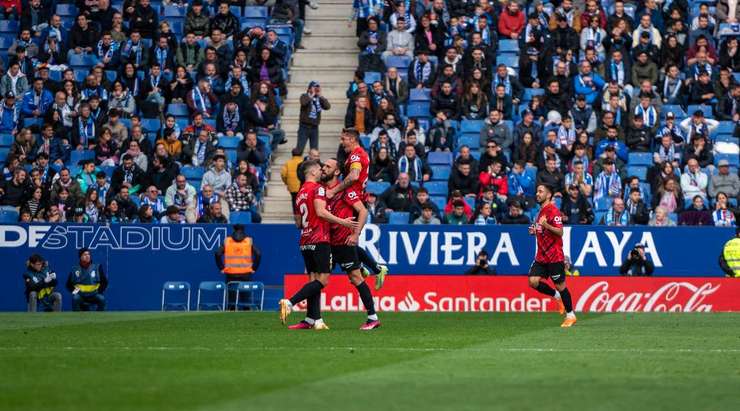 Vedat Muriqi (Mallorca) nhận đường chuyền từ đồng đội và anh không hề do dự tung một cú sút không thể cản phá vào góc cao bên phải khung thành.