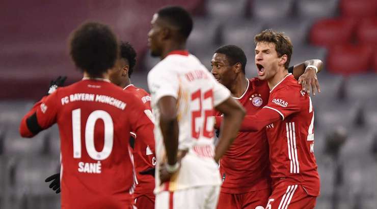 Thomas Muller (Bayern Munich) nhận một đường chuyền sát thủ, đặt anh vào thế đối mặt với thủ môn và anh đã bình tĩnh đưa bóng vào lưới.