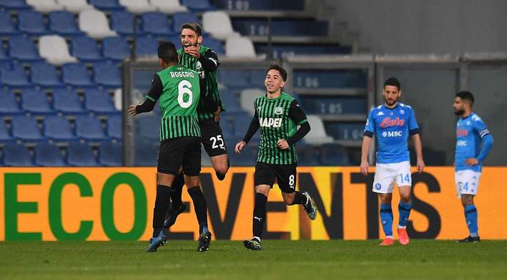 PHẢN LƯỚI NHÀ! Bóng từ quả đá phạt được treo vào phía trước cầu môn và Nikola Maksimovic (Napoli) đã rất đen đủi đánh đầu thẳng vào lưới nhà. 1:0.