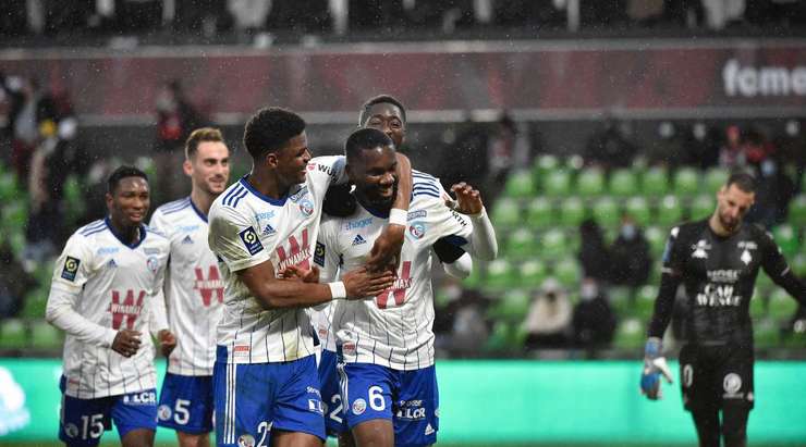 VÀO! Ludovic Ajorque đón một quả tạt thú vị và đánh đầu về phía Jean-Eudes Aholou (Strasbourg), người có cú đánh đầu đi qua Marc-Aurele Caillard. 0:2.