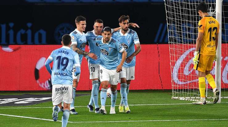 Vào! Iago Aspas (Celta Vigo) bình tĩnh sút bóng rất mạnh làm tung nóc lưới.
