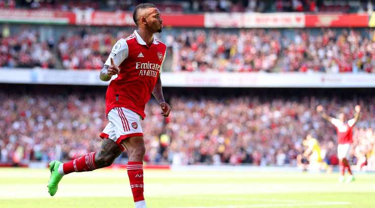 Vào! Granit Xhaka Gabriel Jesus (Arsenal), người cho thấy quyết tâm tuyệt vời để đón bóng trước một vài hậu vệ và từ trong vòng cấm anh ấy tung cú sút vào góc phải phía trên mành lưới! Một pha dứt điểm tuyệt vời - 1:0.