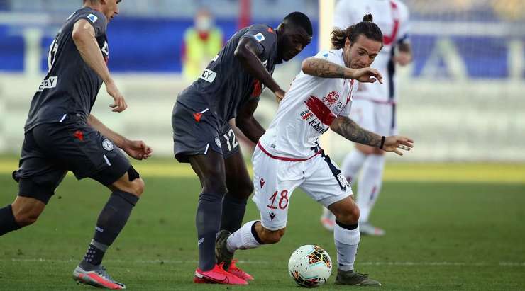 Stefano Okaka (Udinese) vào bóng rất quyết liệt, và trọng tài thổi phạt anh vì pha tranh chấp phạm luật. Cagliari giành được một quả đá phạt.