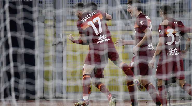 Lorenzo Pellegrini (AS Roma) đón đường chuyền từ đồng đội và ở vào một vị trí tuyệt vời trong vòng cấm trước khi tung cú sút xuất sắc vào nóc lưới.