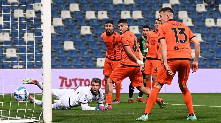 Vào! Kaan Ayhan (Sassuolo) sút bóng bật ra vào góc trái phía dưới sau khi bóng đến chỗ anh ấy trong vòng cấm. Tỉ số là 3:1.