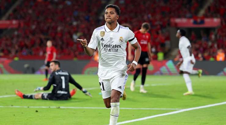 Vào! Tỉ số là 2:1. Rodrygo (Real Madrid) điền tên mình lên bảng điện từ bằng một cú sút gần như ngay trên vạch vôi, sau khi một đường bóng bật ra đã may mắn tìm đến đúng đôi chân của anh.