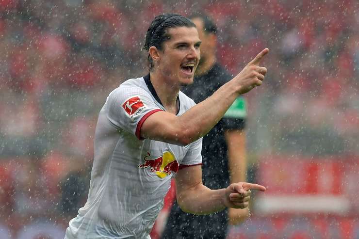 Marcel Sabitzer (RB Leipzig) ghi bàn! Anh ấy đón đường chuyền của đồng đội và tung một cú sút hoàn hảo từ rìa vòng cấm, bóng vượt qua thủ môn và đi thẳng vào nóc lưới.
