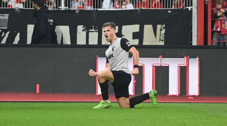 Vào! Florian Niederlechner (Augsburg) sút bóng bật ra vào phía trong cột dọc bên phải sau khi bóng đến chỗ anh ấy trong vòng cấm. Tỉ số là 2:2.