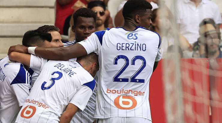 VÀO! Kevin Gameiro (Strasbourg) nhận một đường chuyền và từ trong vòng cấm anh ấy lốp bóng qua Kasper Schmeichel, người đã ra khỏi vạch vôi. Một pha dứt điểm tuyệt vời! 1:1.