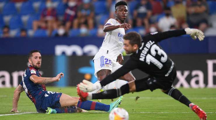 Vào! Sau khi nhận một đường chuyền tốt, Junior Vinicius (Real Madrid) tung một cú sút đi thẳng vào góc thấp bên phải khung thành. Một tình huống phối hợp đồng đội tuyệt vời!