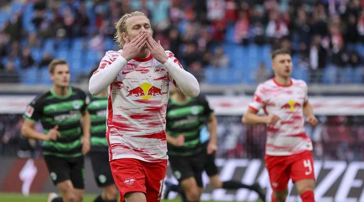 Vào! Emil Forsberg (RB Leipzig) tinh quái dừng lại một nhịp trước khi sút, chờ cho thủ môn Marius Funk đổ người trước khi bình tĩnh đưa bóng vào góc thấp bên trái.