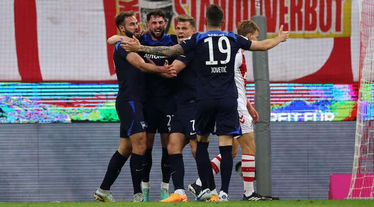 Vào! Lucas Tousart (Hertha Berlin) sút bóng bật ra vào góc trái phía dưới sau khi bóng đến chỗ anh ấy trong vòng cấm. Tỉ số là 1:1.
