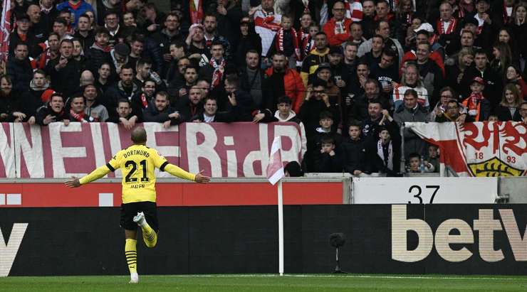 Vào! Donyell Malen (Dortmund) đã không do dự tung cú sút ngay ngoài vòng cấm. Đó là một cú sút căng tuyệt đẹp vào góc thấp bên phải khung thành, đánh bại thủ môn đối phương.
