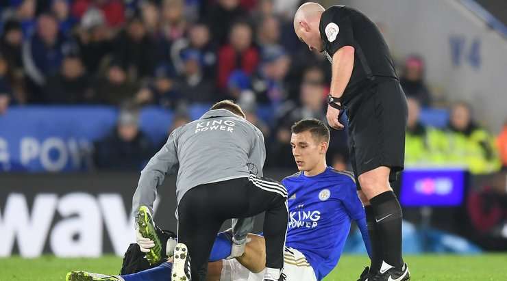 Trận đấu đang bị gián đoạn, Filip Benkovic (Leicester) bị choáng sau cú va chạm và các nhân viên y tế phải vào sân.