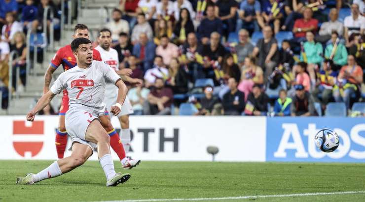 Xherdan Shaqiri thực hiện một quả tạt rất tốt cho Zeki Amdouni (Thụy Sĩ), người đã tìm thấy khoảng trống trong vòng cấm để đưa bóng vào lưới.