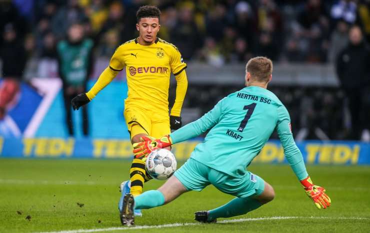 Một bàn thắng đồng đội tuyệt vời! Jadon Sancho (Dortmund) được giải thoát trong vòng cấm bởi Julian Brandt và không mắc một sai lầm nào với một pha dứt điểm tốt vào góc phải phía dưới. 0:1.