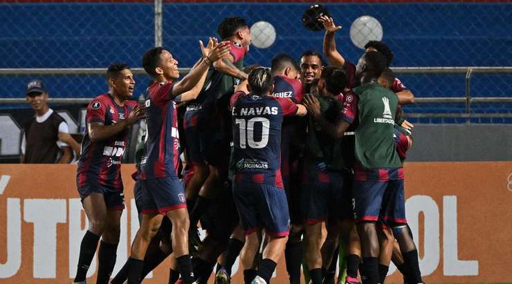 VÀO! Bóng được treo vào từ quả phạt góc và Ruben Ramirez (Monagas) chạy chỗ rất tốt để tung một cú đánh đầu hoàn hảo vào góc trái cầu môn. Tỉ số của trận đấu đã được nâng lên: 1:0.
