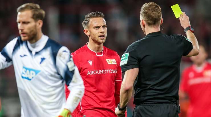Soren Storks rút thẻ vàng cho Marcus Ingvartsen (Union Berlin) vì pha phạm lỗi nặng.
