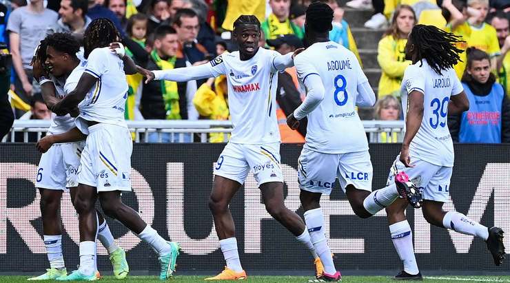 Vào! Bóng bật ra đến Wilson Odobert (Troyes) và anh ấy tung cú sút từ cự li gần. Tỉ số là 1:2.