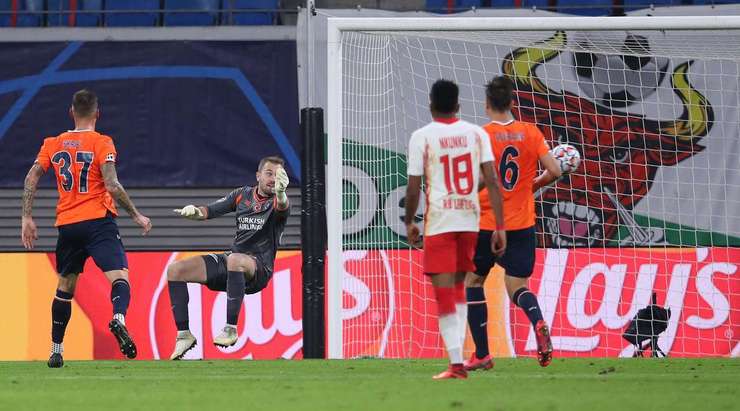 Bóng đã đi vào lưới! Christopher Nkunku thực hiện một đường chọc khe chuẩn xác cho Angelino (RB Leipzig) và cầu thủ này bứt tốc vào vòng cấm để tung một cú sút tuyệt đẹp vào ngay giữa khung thành. Tỉ số đã được thay đổi thành 2:0.