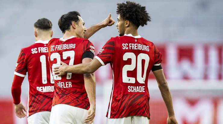2:0. Kevin Schade (Freiburg) đón một đường chuyền tại rìa khu cấm địa và ngay lập tức tung cú sút một chạm tuyệt vời bay vào góc phải phía dưới mành lưới. Một pha dứt điểm xuất sắc! Florian Muller cố gắng ngăn chặn nó, nhưng không có cơ hội cho anh ấy. Kiến tạo bởi Ermedin Demirovic.