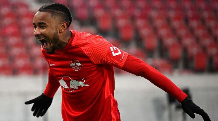 VÀO! Christopher Nkunku (RB Leipzig) nhận bóng sau một tình huống phản công chớp nhoáng. Dù vẫn còn nhiều hậu vệ đối phương trước mặt, anh đảo bóng như rang lạc và ghi một bàn thắng đẹp mắt từ cự ly gần, nâng tỉ số lên 0:2.