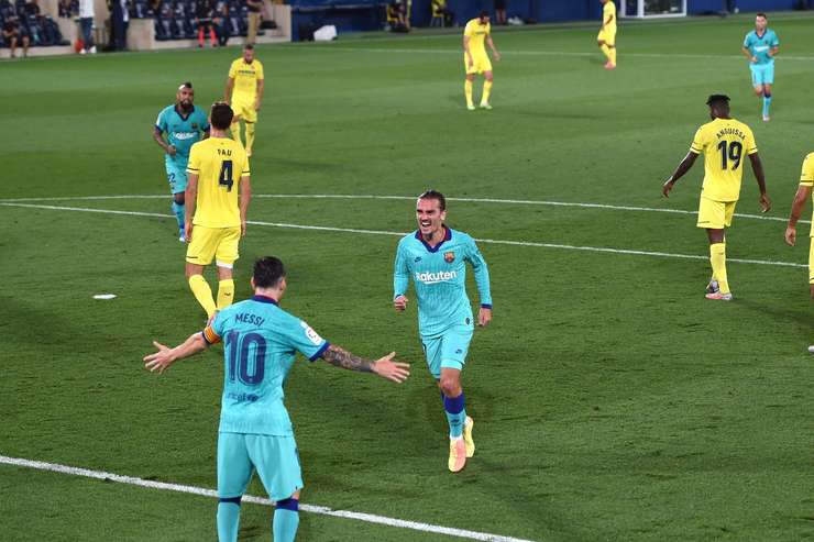 Vào! Antoine Griezmann (Barcelona) đón một đường chuyền và đến rìa vòng cấm để bấm bóng xuất sắc qua thủ môn và vào lưới trống. Anh ấy thay đổi tỉ số thành 1:3.