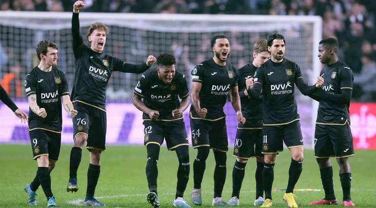 VÀO! Yari Verschaeren (Anderlecht) đá phạt đền thành công về phía góc cao bên trái.