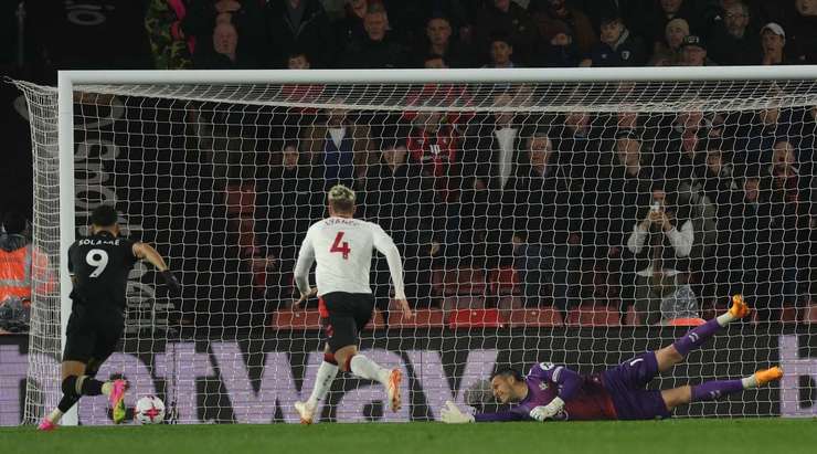 Một pha dứt điểm tuyệt vời của Marcus Tavernier (Bournemouth). Anh ấy tung một cú sút chìm chuẩn xác vào góc thấp bên trái khung thành. Không có cơ hội nào cho thủ môn.