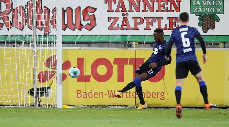 Một pha dứt điểm xuất sắc! Dodi Lukebakio (Hertha Berlin) đón một quả tạt hoàn hảo tới từng centimét trong vòng cấm và sút bóng vào lưới trong sự bất lực của thủ môn.