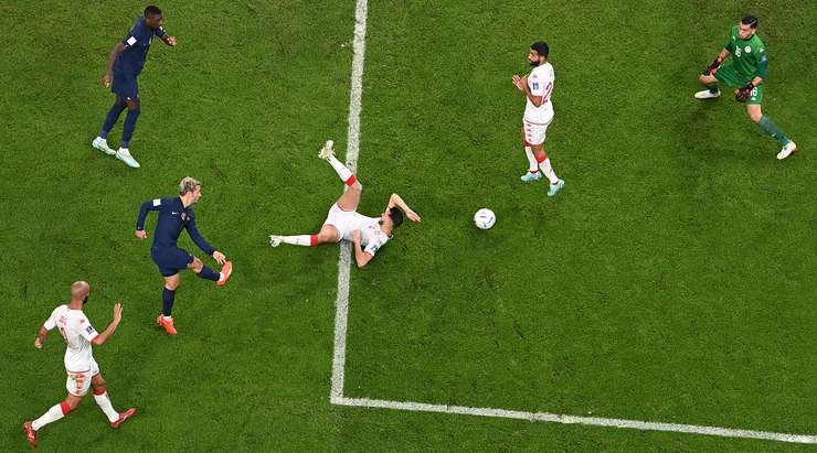 Vào! Antoine Griezmann (Pháp) nhận bóng trong vòng cấm ở một vị trí rất thuận lợi và dứt điểm. Cú sút của anh đổi hướng khi chạm vào một cầu thủ đối phương, khiến thủ môn Aymen Dahmen bó tay. Tỉ số đã được nâng lên 1:1.