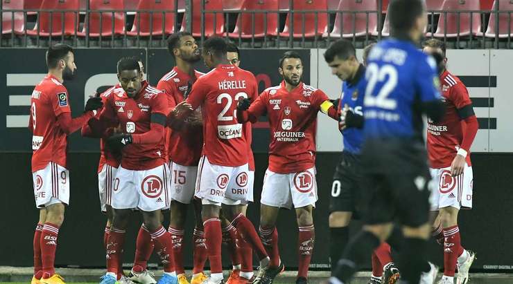 Vào! Steve Mounie (Brest) sút bóng bật ra đi chìm vào chính giữa khung thành sau khi bóng đến chỗ anh ấy trong vòng cấm. Tỉ số là 1:0.