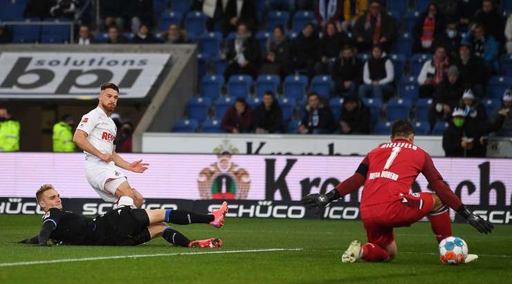 Salih Ozcan (Köln) đón một đường chuyền chính xác vào sâu bên trong vòng cấm từ Rafael Czichos, và cầu thủ này đã đánh bại thủ môn với một cú sút chìm chuẩn xác vào góc thấp bên trái. Tỉ số được nâng lên 0:1.