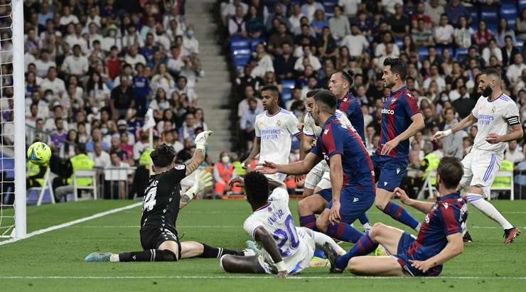 VÀO! Một pha kiến tạo xuất sắc của Luka Modric, người đóng vai trò then chốt trong việc tổ chức tấn công. Anh ấy dọn cỗ cho Vinicius Junior (Real Madrid), người đánh bại Dani Cardenas với một cú sút tuyệt vời vào bên phải mành lưới. 4:0.