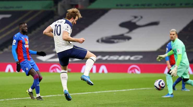 Vào! Heung-Min Son là người kiến tạo và Harry Kane (Tottenham) cho thấy một sự quyết tâm tuyệt vời trong pha không chiến để đánh đầu tung lưới khung thành đối phương. Tỉ số là 4:1.