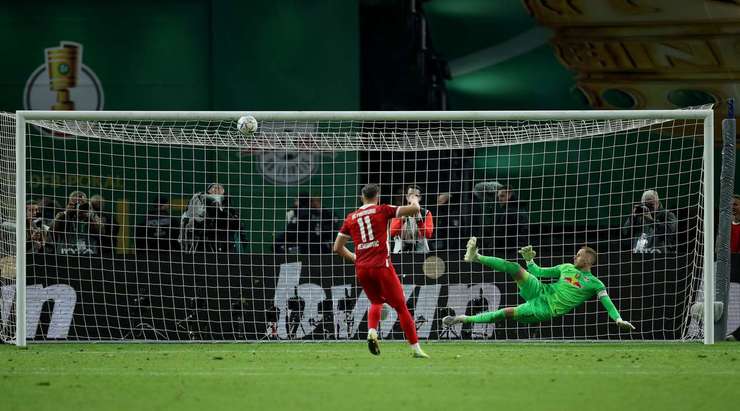 Ermedin Demirovic (Freiburg) đá hỏng quả phạt đền! Cú sút của anh đi dội xà ngang.