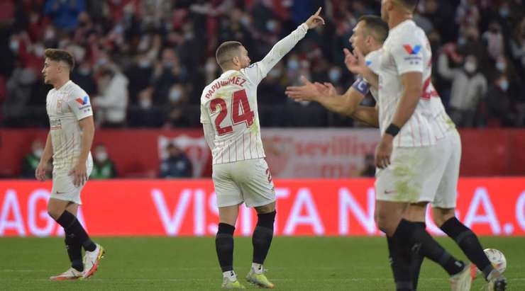 Vào! Papu Gomez (Sevilla) len lỏi qua các cầu thủ đối phương trước khi tung một cú sút tuyệt diệu từ rìa vòng cấm vào góc cao bên trái mành lưới. Thủ môn Matias Dituro đã không có cơ hội nào để chạm vào quả bóng. Tỉ số là 1:2.