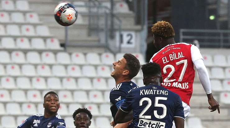 Vào! Thomas Foket treo bóng vào sâu trong vòng cấm kiến tạo cho El Bilal Toure (Reims) ở một vị trí trống trải, và cú đánh đầu cận thành của cầu thủ này đã đưa bóng vượt qua tầm với của thủ môn đi vào góc cao bên trái khung thành. Tỉ số là 1:0.