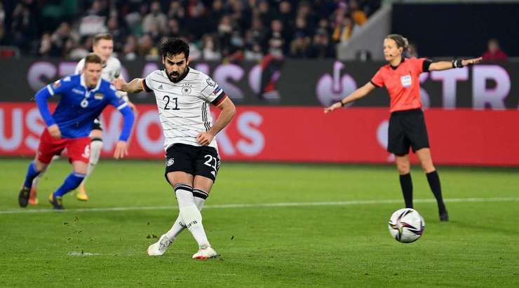 Vào! Ilkay Gundogan (Đức) giành chiến thắng trên chấm phạt đền bằng một cú sút không thể cản phá, vượt qua tầm với của thủ môn Benjamin Buchel vào góc thấp bên phải.