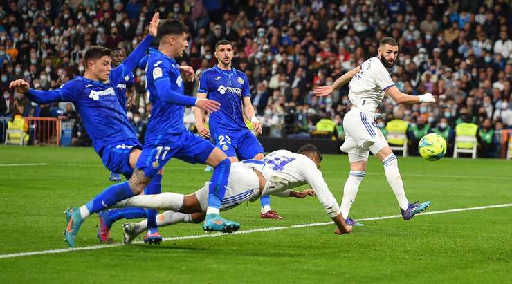 Vào! Vinicius Junior với một quả tạt tuyệt vời tìm đến Casemiro (Real Madrid), người ghi bàn với một cú đánh đầu đơn giản vào lưới trống. 1:0.