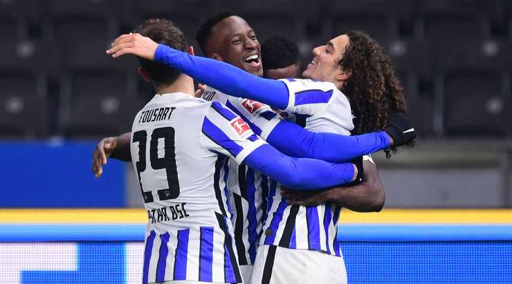 Vào! Vladimir Darida nạp đạn cho Jhon Cordoba (Hertha Berlin) ở một vị trí bên trong vòng cấm, và cầu thủ này đã giữ được cái đầu lạnh để sút chìm vào chính giữa khung thành, đưa bóng nằm gọn trong lưới. Tỉ số là 2:0.