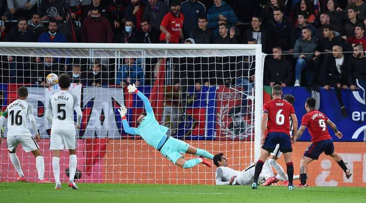 Vào! Chimy Avila (Osasuna) là người nhanh nhất phản ứng với pha bóng bật ra và sút bóng vào lưới. Tỉ số là 1:0.