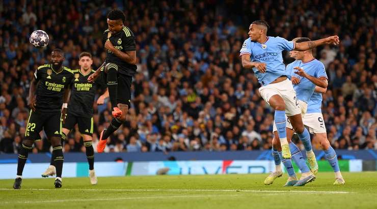 VÀO! Kevin De Bruyne cứa bóng từ vị trí đá phạt vào vòng cấm và Manuel Akanji (Manchester City) thoát khỏi người theo kèm để tung một cú đánh đầu xuất sắc, đánh bại thủ môn Thibaut Courtois và đưa bóng vào góc trái mành lưới. Tỉ số là 3:0.