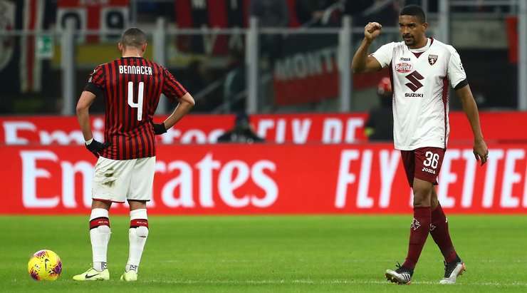 Bremer (Torino) nhận một đường chuyền thú vị bên trong vòng cấm và anh tung một cú sút chìm chuẩn xác vào góc thấp bên trái khung thành. Một pha dứt điểm hiểm hóc!