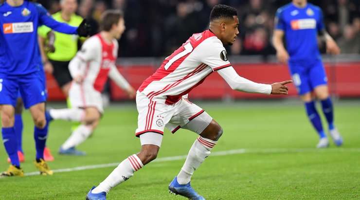 Vào! Donny van de Beek tung một đường chuyền tốt vào vòng cấm và bóng tìm đến Danilo (Ajax). Cầu thủ này không bỏ lỡ vận may của mình và dễ dàng sút bóng từ cự ly gần vào lưới. 1:1.